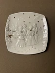 Mikasa Christmas Holiday Elegance Carolers 3D Trinket Dish Plaque Fine Porcelain. Fixed Price $19.99.