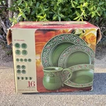 New Hampton Home Christmas Berries 16 Pieces Mugs Dinner & Salad Plates Bowls. Fixed Price $99.99.