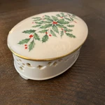 Lenox Holiday Holly & Berries Pierced Trinket Box With - Euc Free Shipping. Fixed Price $22.00.