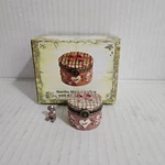 Boyds Treasure Box - Martha Mae's Hat With Rosie Mcnibble. Fixed Price $25.99.